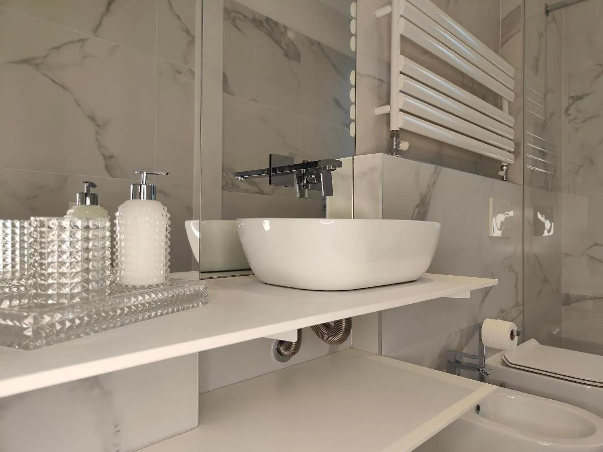 Luxury Apartment 2 Bedrooms And 2 Baths In Milan Downtown With Ac, Wifi, Subway Aiport Conneted 0*,